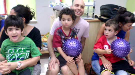 הורים וילדים משתפים פעולה בתנועה