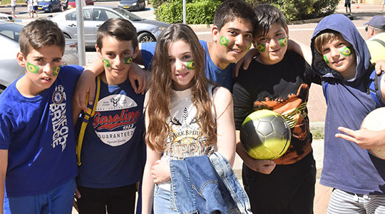 ילדים מחופשים אוחזים בכדורגל