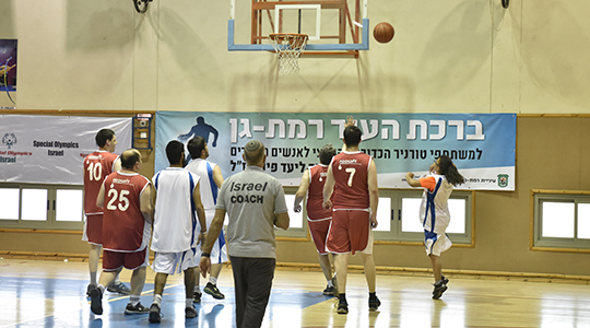 גברים משחקים כדורסל